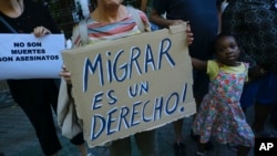 Una mujer sostiene una pancarta que dice: "La migración es un derecho", durante una protesta en España tras la muerte de al menos 23 personas en la frontera entre el enclave español de Melilla y Marruecos, en Pamplona, al norte del país, el 1 de julio de 2022.