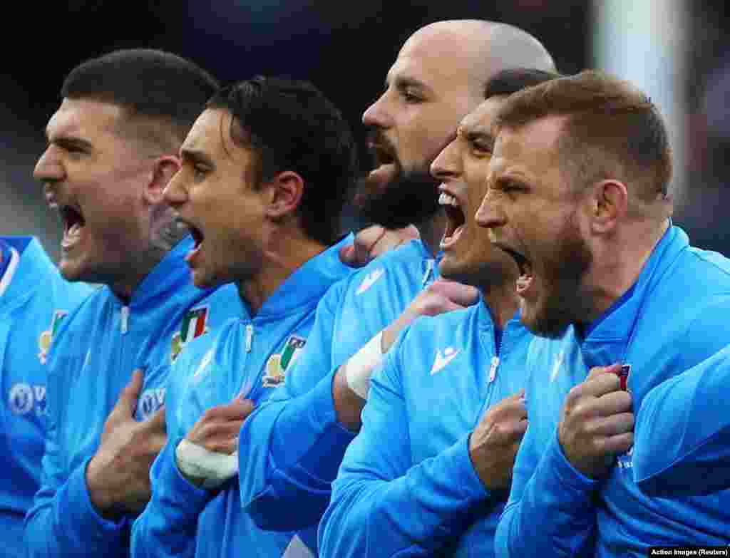 Фудбалерите на Италија ја пеат националната химна пред натпреварот на шампионатот помеѓу Англија и Италија на стадионот Твикенхем во Лондон.