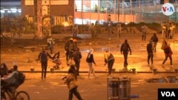 ARCHIVO - Integrantes de la “primera línea” en enfrentamiento con actores policiales en Bogotá durante el estallido social de 2021. [Foto: Oscar Cavadía]