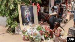 Confrères et consoeurs sont venus déposer fleurs et bougies au siège de la radio privée de Martinez Zogo, Amplitude FM, à Yaoundé, où il animait quotidiennement une émission dénonçant l'affairisme et la corruption.