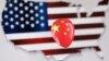 一个中国国旗图样的气球漂浮在美国地图上。