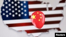 一個中國國旗圖樣的氣球漂浮在美國地圖上。