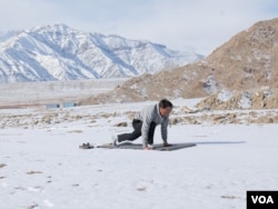Sonam Wangchuk, a former engineer turned educational reformer in Ladakh, exercises during his 5-day climate fast for the safeguard of the people and land of Ladakh, at the Himalayan Institute of Alternatives Ladakh, in Phyang, Ladakh. (Sonam Dorje for VOA)