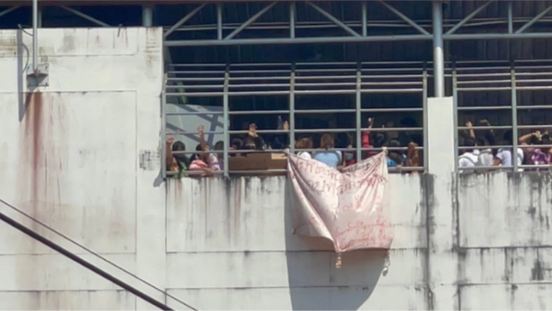 Pada hari pembebasan mereka, rakyat Burma melakukan protes di penjara Ranong