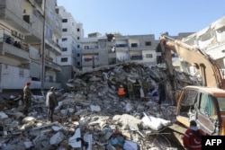 Tim penyelamat menyaring puing-puing bangunan yang runtuh di Kota Jableh di Provinsi Latakia, barat laut ibu kota Damaskus, Suriah pada 9 Februari 2023. (Foto: AFP)