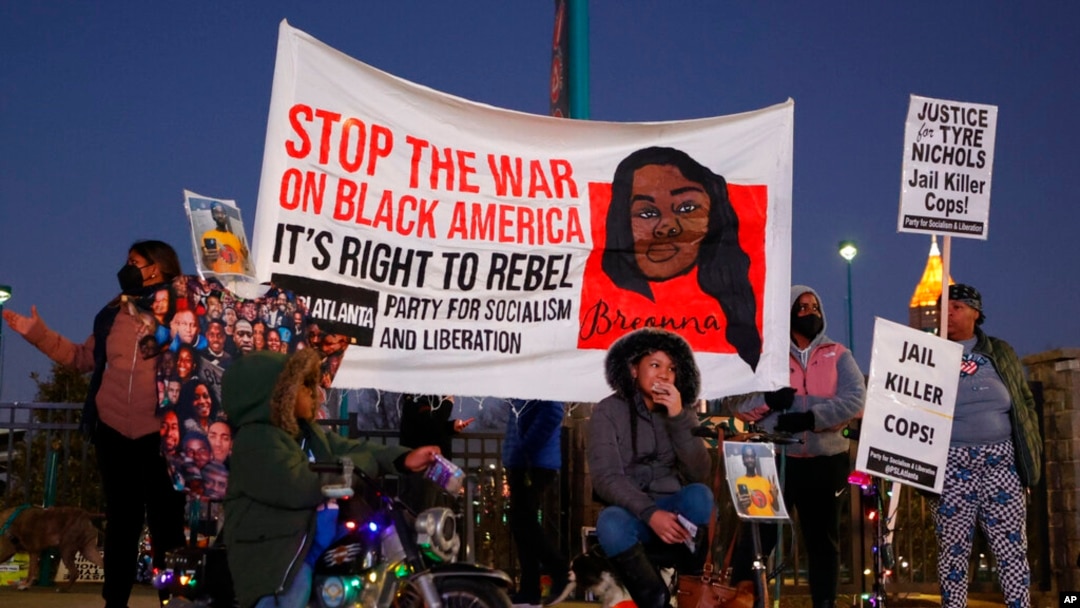 Demonstran berkumpul untuk melakukan protes atas kematian seorang laki-laki berusia 29 tahun, Tyre Nichols, Jumat, 27 Januari 2023, di Atlanta. (Foto: AP/Alex Slitz)