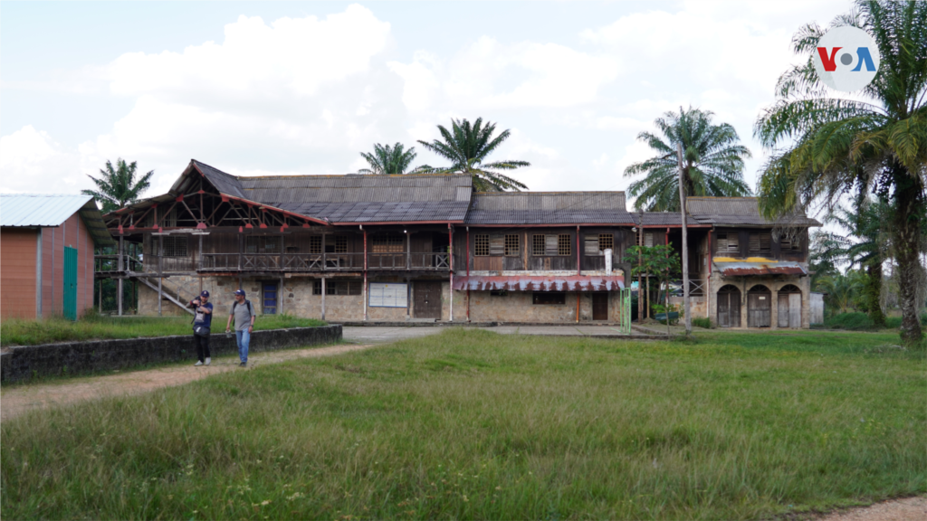 La Casa Arana, en La Chorrera, Amazonas, que da cuenta del pasado esclavista al que fueron sometidos los pueblos indígenas del lugar para la explotación del caucho. [Foto: Nicole Sandoval]