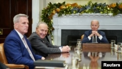 Кевин Маккарти и Чак Шумер участвуют во встрече лидеров Конгресса с президентом Джо Байдена в Белом доме, 31 января 2023 года