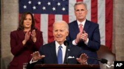 조 바이든 미국 대통령은 7일 상하원 합동회의에서 국정연설을 했다. 의장석에 나란히 앉은 케빈 매카시 하원의장(오른쪽)과 상원의장직을 겸하는 카멀라 해리스 부통령이 박수를 치고 있다.