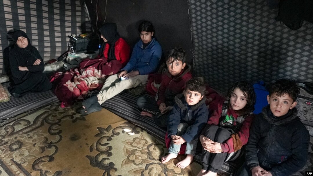Beberapa keluarga Suriah yang kehilangan tempat tinggal akibat gempa mematikan, beristirahat di tempat penampungan darurat, di wilayah Afrin di provinsi Aleppo utara yang dikuasai pemberontak, Rabu 8 Februari 2022.
