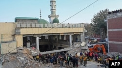 파키스탄 북부 도시 페샤와르의 이슬람사원에서 30일 자살폭탄 테러가 발생해 적어도 88명이 숨졌다.