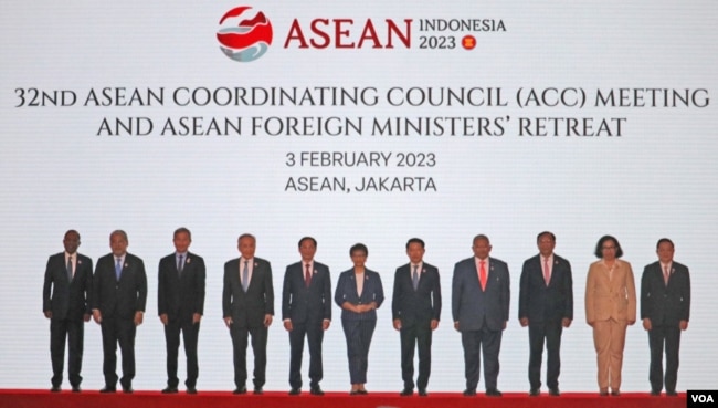 Tanpa perwakilan Myanmar, para menteri luar negeri menggelar sesi foto bersama termasuk Menteri Luar Negeri Timor Leste yang hadir sebagai pengamat. Rangkaian ASEAN Foreign Ministers Meeting berlangsung di Jakarta pada 3-4 Februari 2023. (VOA/Indra Yoga)