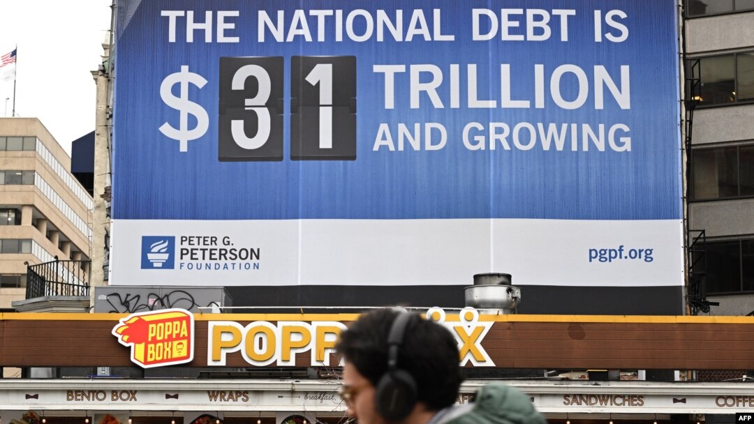 Sebuah papan iklan menunjukkan angka utang nasional AS terpampang di Washington DC, 19 Januari 2023. (Foto: Mandel Ngan / AFP)