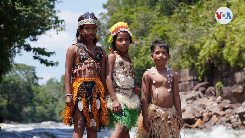 Niños indígenas, uitotos, boras, okainas y muinanes a orillas del río Igara - Paraná con sus trajes tradicionales de celebración, reconocimiento y respeto con la madre tierra. [Foto: Nicole Sandoval]
