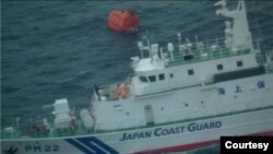 日本海警船2023年1月25日到达一艘中国货船出事地点时找到了漂浮在海上的救生艇。（日本海警队提供）