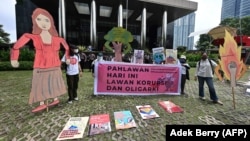 Sejumlah aktivis menggelar demo antikorupsi di luar kantor Komisi Pemberantasan Korupsi (KPK) di Jakarta, 9 November 2021. (Foto: Adek Berry/AFP)