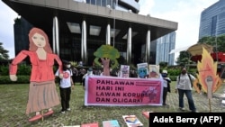 Sejumlah aktivis antikorupsi berdemo untuk menuntu diakhirnya praktik korupsi di depan kantor Komisi Pemberantasan Korupsi (KPK), di Jakarta, 9 November 2021. (Foto: Adek Berry/AFP)