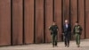 El presidente Joe Biden recorre en compañía de dos agentes de la patrulla fronteriza un sector del muro que separa a EEUU y México, en El Paso, Texas, el 8 de enero de 2023.