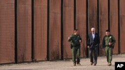 El presidente Joe Biden recorre en compañía de dos agentes de la patrulla fronteriza un sector del muro que separa a EEUU y México, en El Paso, Texas, el 8 de enero de 2023.