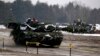 Польський танк німецького виробництва Leopard 2A4 та американський танк M1 Abrams під час навчань у Польщі, 30 січня 2017. REUTERS/Kacper Pempel