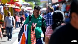 Vendedor ambulante en el centro histórico de San Salvador, El Salvador. 