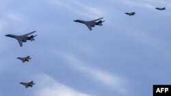 1일 한국 서해 상공에서 실시된 2023년 첫 미한 연합공중훈련에 미군 B-1B 전략폭격기(가운데)와 F-22 전투기(아래), 한국군 F-35 전투기가 동원됐다.