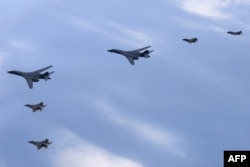 지난해 한국 서해 상공에서 실시된 첫 미한 연합공중훈련에 미군 B-1B 전략폭격기(가운데)와 F-22 전투기(아래), 한국군 F-35 전투기가 동원됐다.
