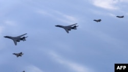 지난 1일 한국 서해 상공에서 실시된 2023년 첫 미한 연합공중훈련에 미군 B-1B 전략폭격기(가운데)와 F-22 전투기(아래), 한국군 F-35 전투기가 동원됐다. (자료사진)