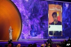 Ibu negara Jill Biden menerima penghargaan lagu terbaik untuk perubahan sosial atas nama Shervin Hajipour untuk lagu 'Baraye' pada malam Penghargaan Grammy tahunan ke-65, di Los Angeles, 5 Februari 2023.