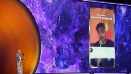 Ibu Negara AS Jill Biden mengumumkan pemenang kategori lagu terbaik untuk perubahan sosial yang diraih oleh penyanyi asal Iran Shervin Hajipour untuk lagunya 'Baraye' dalam ajang Grammy yang digelar di Los Angeles, pada 5 Februari 2023. (Foto: AP/Chris Pizzello)