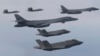 En esta foto suministrada por el Ministerio de Defensa del Corea del Sur, se observan bombarderos B-1B de la Fuerza Aérea de EEUU y aviones caza surcoreanos durante una maniobra conjunta en Corea del Sur el 1 de enero de 2023.