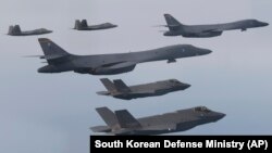Arhiva - Američki bombarderi B-1B i borbeni avioni F35 lete u formaciji tokom zajedničkih vojnih vazdušnih vežbi u Južnoj Koreji, 1. januara 2023.