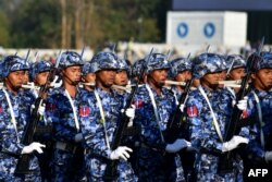 Anggota militer Myanmar berbaris di lapangan parade untuk menandai Hari Kemerdekaan negara itu di Naypyidaw pada 4 Januari 2023. (Foto: AFP)