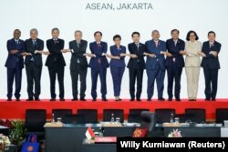 Menteri Luar Negeri ASEAN berfoto bersama dalam pertemuan Dewan Koordinasi ASEAN (ACC) ke-32 di Sekretariat ASEAN di Jakarta, 3 Februari 2023. (Foto: REUTERS/Willy Kurniawan)