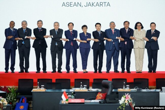 Menteri Luar Negeri ASEAN berfoto bersama dalam pertemuan Dewan Koordinasi ASEAN (ACC) ke-32 di Sekretariat ASEAN di Jakarta, 3 Februari 2023. (Foto: REUTERS/Willy Kurniawan)