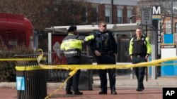 Oficiales de la Policía Metropolitana de Washington investigan un tiroteo en la estación de metro Potomac Avenue en el sureste de Washington, el miércoles 1 de febrero de 2023.