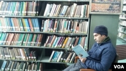 A local reading Rehman Rahi's poetry collection: Siyah Rood Jaeren Manz inside the library of the University of Kashmir, Srinagar. (Bilal Hussain/VOA)
