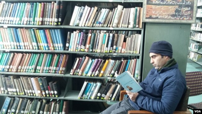 A local reading Rehman Rahi’s poetry collection: Siyah Rood Jaeren Manz inside the library of the University of Kashmir, Srinagar. (Bilal Hussain/VOA)