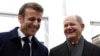 El mandatario francés Emmanuel Macron, izquierda, y el canciller alemán Olaf Scholz ríen durante una presentación de proyectos industriales franco-alemanes, el domingo 22 de enero de 2023, en el Palacio del Elíseo, en París. (Benoit Tessier, Pool vía AP)