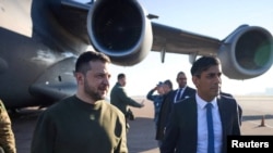 Presiden Ukraina Volodymyr Zelenskiyy disambut Perdana Menteri Inggris Rishi Sunak setibanya di bandara Stansted, Inggris, di tengah serangan Rusia terhadap Ukraina, 8 Februari 2023. (Layanan Pers Kepresidenan Ukraina/Handout via Reuters)