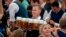 Seorang pramusaji membawa bir di salah satu tenda bir pada hari pembukaan festival bir Oktoberfest ke-187 di Munich, Jerman, 17 September 2022. (AP/Michael Probst)