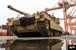 Un tanque de batalla M1A2 Abrams del ejército de EEUU que será utilizado para ejercicios militares por parte del Equipo de Combate de la 2.a Brigada Blindada, se descarga en la Terminal de Contenedores del Báltico en Gdynia, Polonia, el 3 de diciembre de 2022.