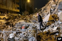 Seorang pria membongkar reruntuhan bangunan akibat gempa di Diyarbakir, Turki selatan, Senin dini hari, 6 Februari 2023. (Foto: via AP)