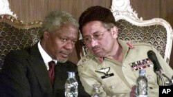 FILE - Pakistani President Gen. Pervez Musharraf, right, chats with UN Secretary-General Kofi Annan at Pakistan Human Development Forum on Jan 24, 2002, in Islamabad, Pakistan.