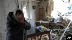 Halina Panasian, de 69 años, reacciona dentro de su casa destruida después de un ataque con cohetes rusos en Hlevakha, región de Kyiv, Ucrania, el 26 de enero de 2023.