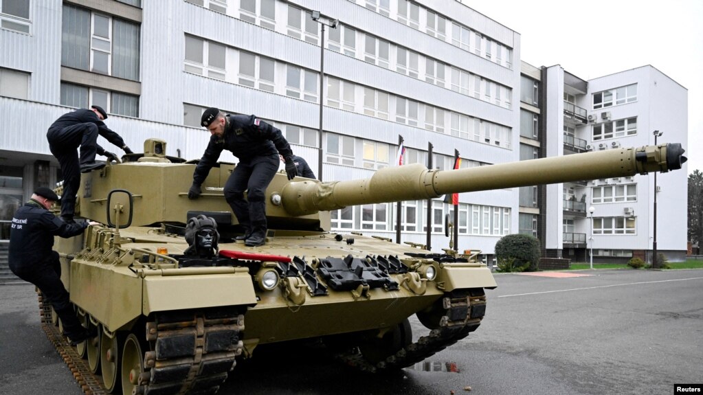 资料照 - 斯洛文尼亚把自己的装甲车提供给乌克兰后，德国向斯洛文尼亚运去了第一辆豹式坦克。(photo:VOA)