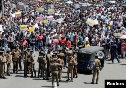 Aksi demo serikat pekerja layanan esensial di Sri Lanka memprotes kenaikan Pajak Penghasilan Pribadi di Kolombo, Sri Lanka, 8 Februari 2023. (REUTERS/Dinuka Liyanawatte)