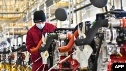 中国山东青岛江淮汽车集团的工人在生产线上装配汽车。（2023年1月31日）