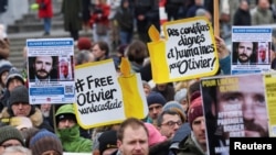 تجمع اعتراضی هزاران نفر در بروکسل برای آزادی اولیویر وندکستله، امدادگر بلژیکی زندانی در ایران. یکشنبه ٢ بهمن ۱۴۰۱