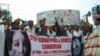 Sejumlah aktivis masyarakat sipil di Paksitan berdemonstrasi menentang praktik penculikan terhadap sejumlah perempuan dari agama minoritas dalam aksi di Hyderabad, Pakistan, pada 4 Juli 2019. (Foto: AP/Pervez Masih)